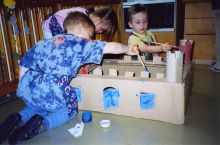 Kinder beim Spielen Papierburg