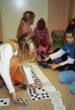 Kinder beim Spielen Dominosteine auf dem Boden