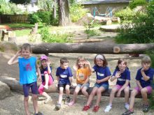 Kindergruppe vor Baumstamm
