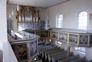 Empore mit Orgel und Kirchenbänken