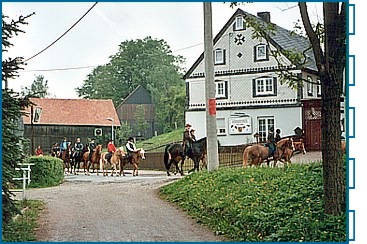 Reiter vor dem Reiterhof Unger