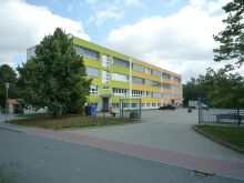Blick auf Schulhof und Schule nach Sanierung