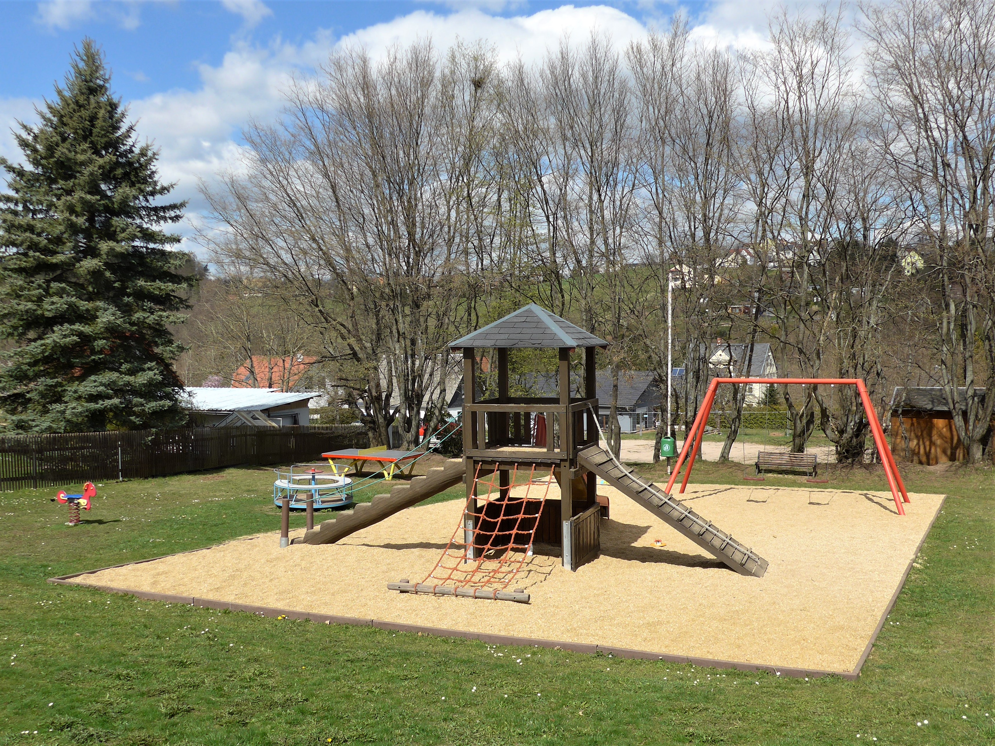 Spielplatz in Marienau mit 2 Bänken, Kinderkarussell, Tischtennisplatte, Sandkasten, Rutschenkombination, Doppelschaukel, Federspielgerät