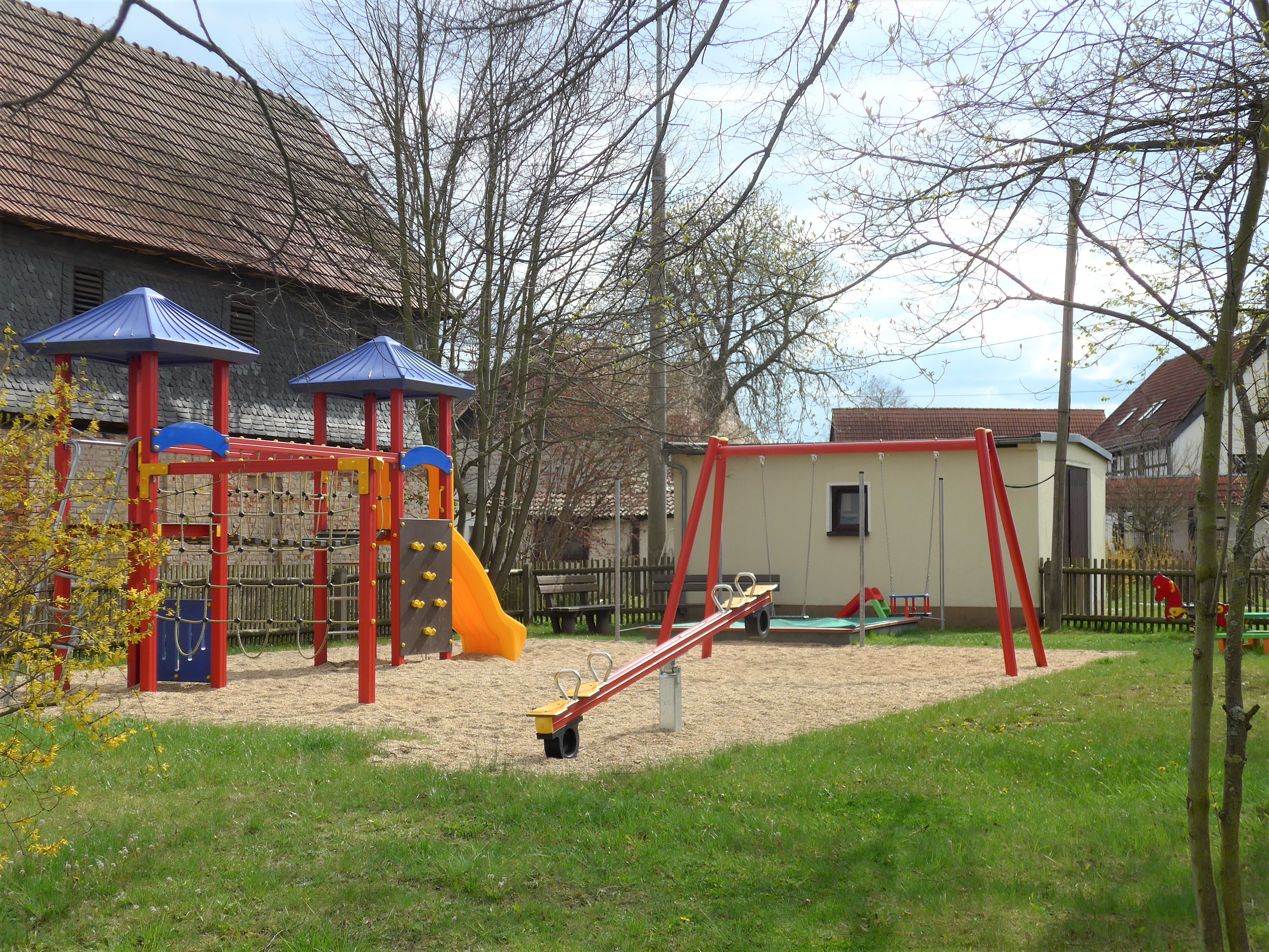Spielplatz in Berthelsdorf mit Turm-Schaukel-Kombination, Fußballtore, Wippe viersitzig, Tischtennisplatte, 2 Bänke