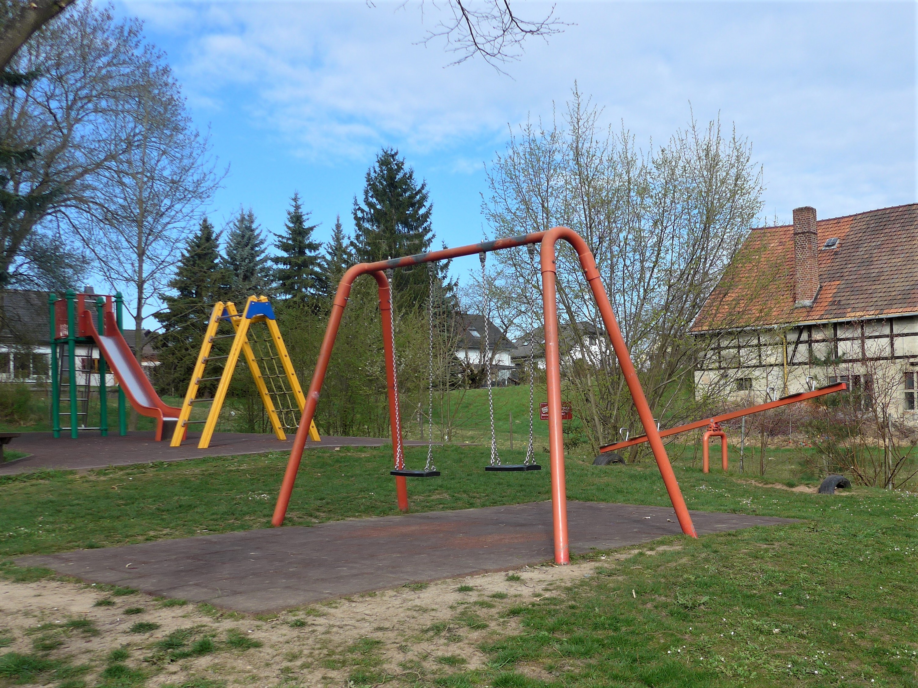 Spielplatz in Mülsen St. Jacob mit Wippe viersitzig, 3 Bänke, Sandkasten, Federwipptier, Kletterkombi, Leiterturm mit Rutsche